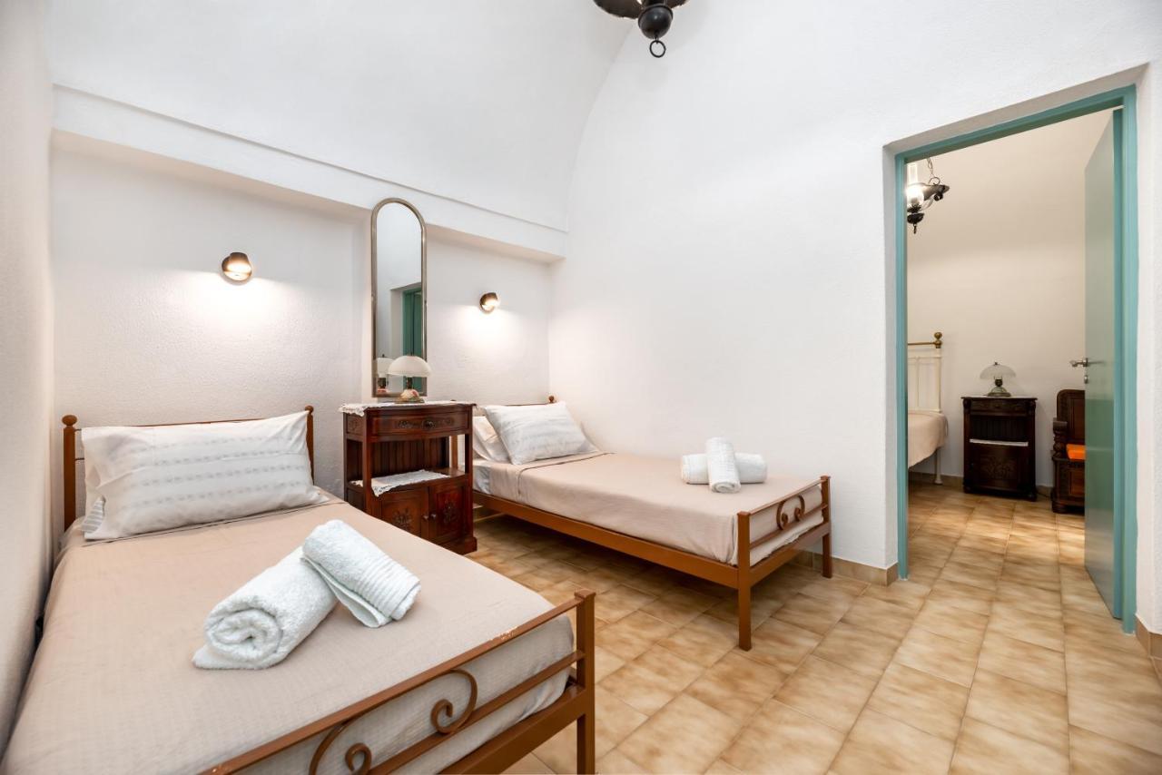 Authentic Santorinian Home Experience Fira  Extérieur photo
