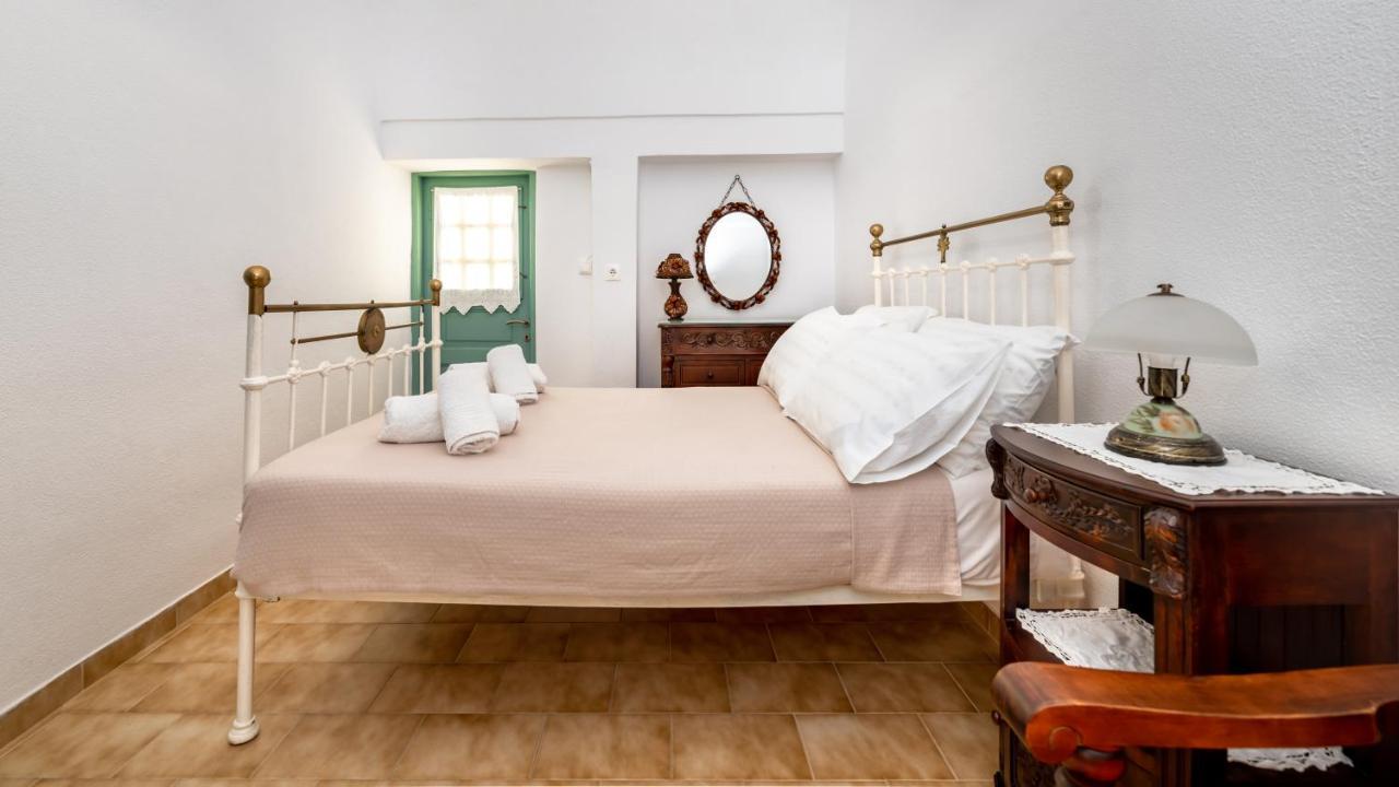 Authentic Santorinian Home Experience Fira  Extérieur photo
