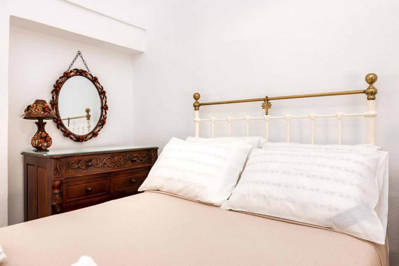 Authentic Santorinian Home Experience Fira  Extérieur photo