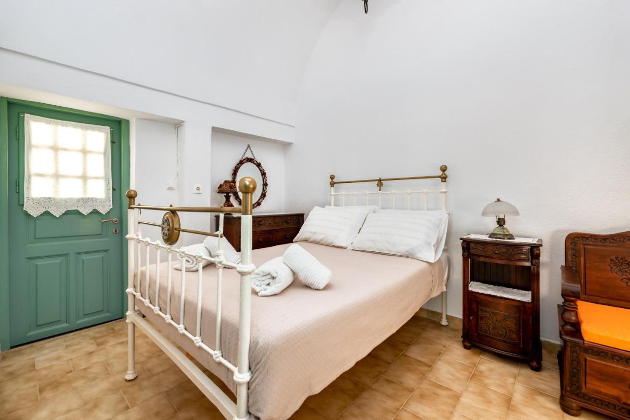 Authentic Santorinian Home Experience Fira  Extérieur photo