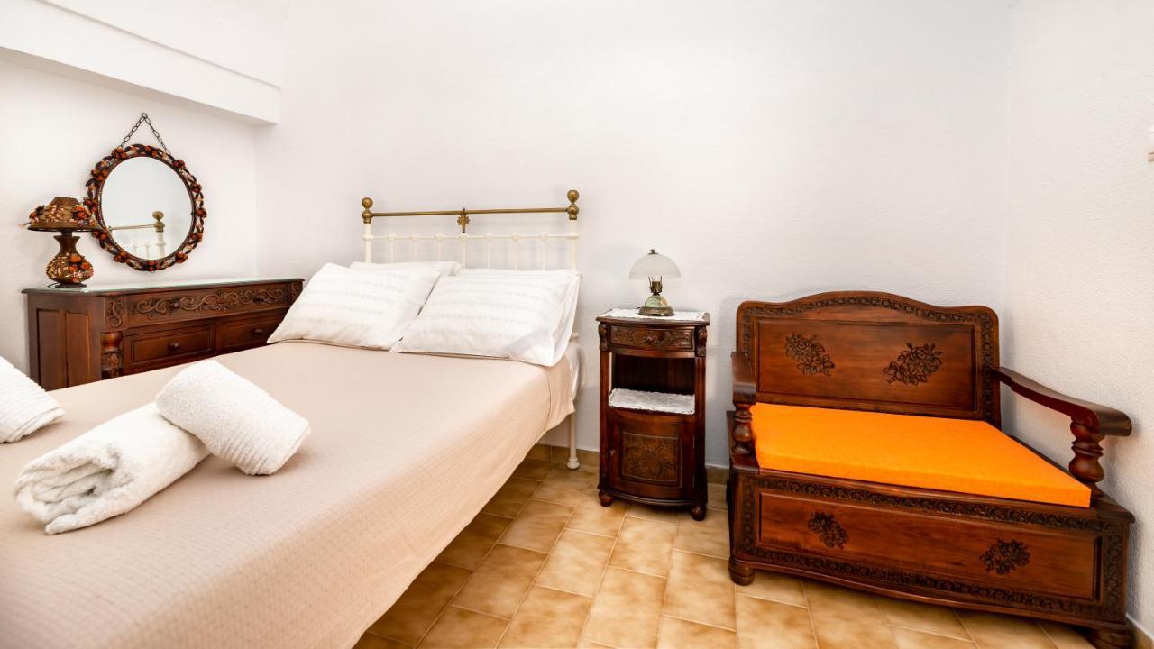 Authentic Santorinian Home Experience Fira  Extérieur photo