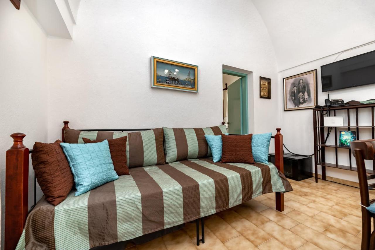 Authentic Santorinian Home Experience Fira  Extérieur photo